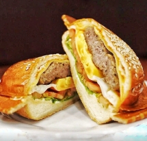 Burger đĩa bay và 3 kiểu bánh mì lạ vị ở TP.HCM